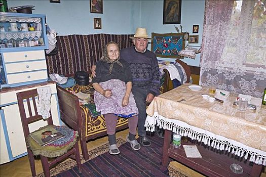 罗马尼亚人,坐,夫妇,客厅,特兰西瓦尼亚,罗马尼亚,欧洲