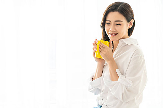 年輕女子家居生活
