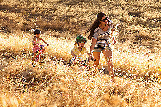 母亲,女儿,骑自行车,山,州立公园,加利福尼亚,美国