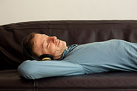 男人,躺着,沙发,耳机