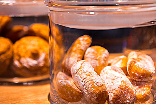 义大利餐厅,将面包装在玻璃罐子里,是原味白面包