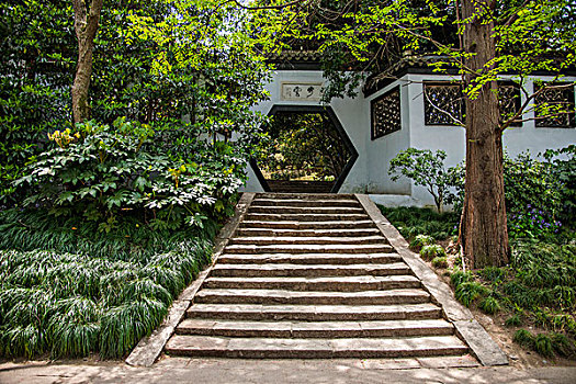 扬州瘦西湖法海寺后院的长梯