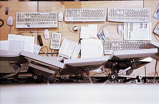 书桌,电脑键盘,鼠标,显示屏,紊乱