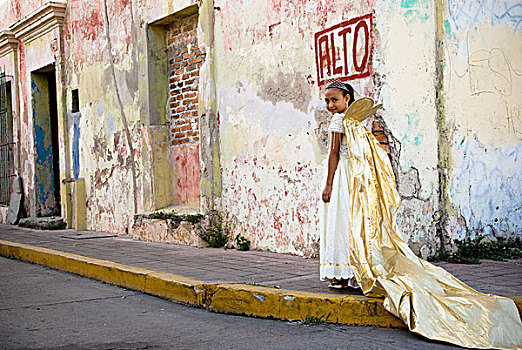年轻,女孩,看,上方,肩部,衣服,天使,金色,服装,走,向上,老,殖民地,拉丁美洲,美洲,街道,文字,涂鸦,墙壁