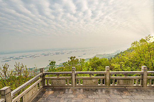 在中国江苏南京栖霞山的始皇临江处观景台眺望长江