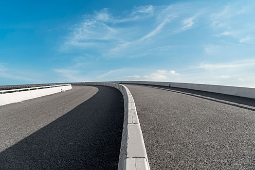 公路广场地砖和天空云彩