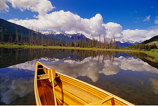 独木舟,弗米利恩湖,班芙国家公园,艾伯塔省,加拿大