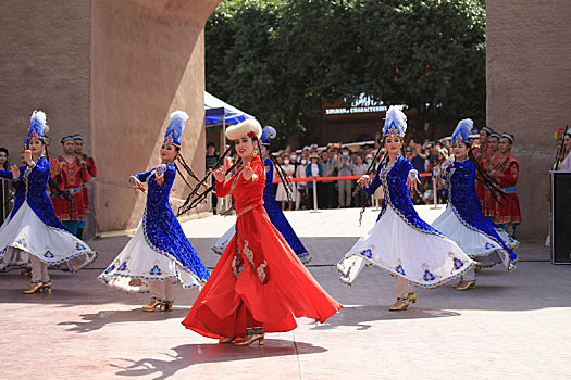 新疆喀什,古城开城仪式上的浪漫舞蹈