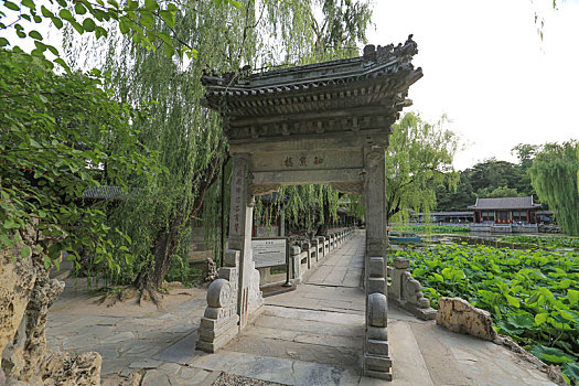 北京颐和园谐趣园知鱼桥石牌坊