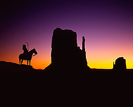 印第安土著,骑马,纪念碑谷,亚利桑那
