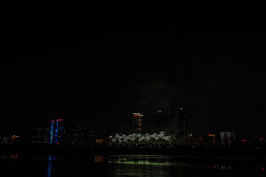 烟花,建筑群,河流,夜景,水,灯,节日