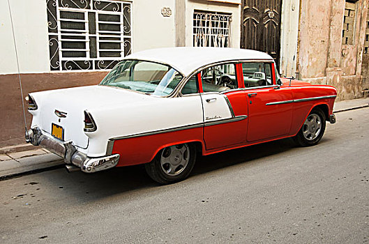 红色,白色,雪佛兰,出租车,正面,粉饰灰泥,建筑,哈瓦那,古巴