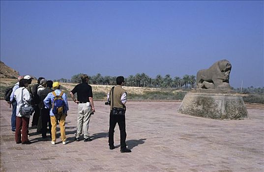 游客,看,著名,狮子,雕塑,巴比伦,伊拉克,中东