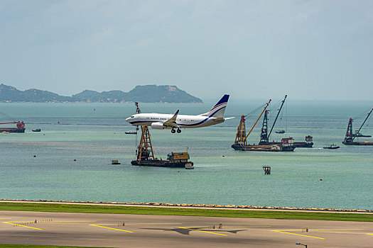 一架美国波音737的私人飞机正降落在香港国际机场