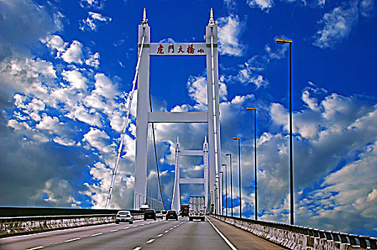 蓝天白云下的虎门大桥