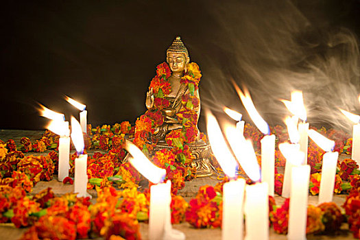 佛,装饰,花环,围绕,燃烧,蜡烛,恒河,瓦拉纳西,北方邦,印度,亚洲