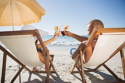 幸福伴侣,海滩,碰杯,玻璃杯,放松,折叠躺椅