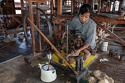 女人,编织,线,茎,荷花,工厂,茵莱湖,掸邦,缅甸,亚洲