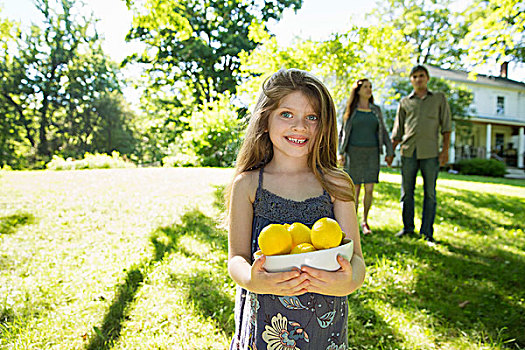 农场,孩子,成年,协作,女孩,拿着,板条箱,柠檬,新鲜水果,两个,成年人,背景
