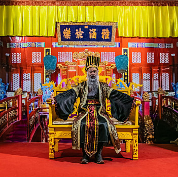 汉代皇帝人物龙袍服饰及宫廷家具环境