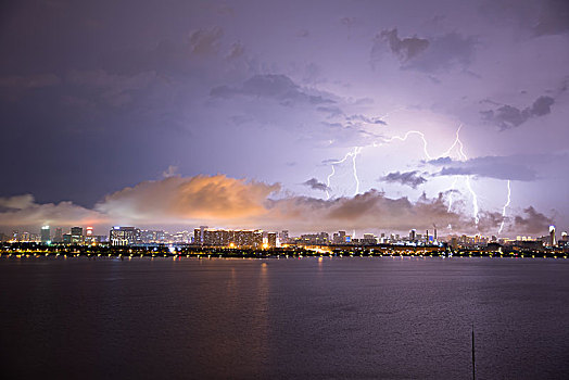 雷电夜景