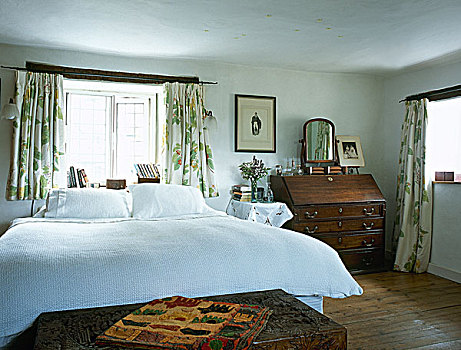 双人床,卧室,两个,窗户,木地板