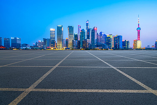 上海陆家嘴建筑夜景和道路交通