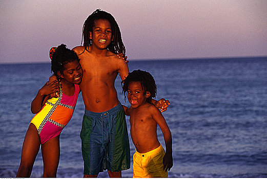 肖像,三个孩子,站立,海滩,泳衣