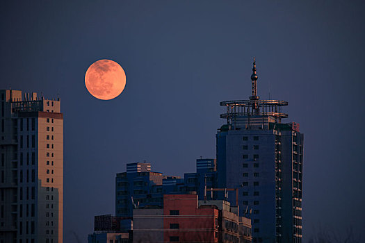 城市上空的超级月亮城市路灯与满月满月裂土,月亮汽车,驾驶,公路,夜晚
