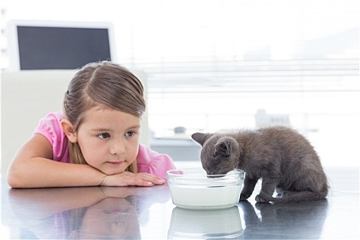 女孩,看,小猫,喝,牛奶,碗