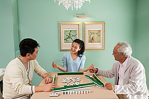 一家人打麻将
