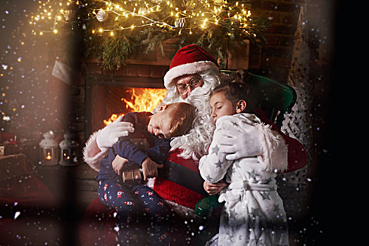 圣诞老人,搂抱,男孩,女孩,旁侧,壁炉