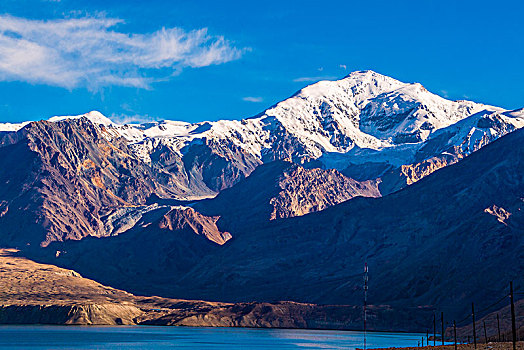 新疆,湖泊,雪山,蓝天,白云,光线