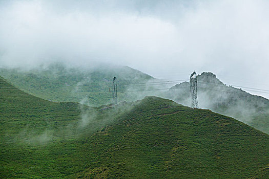山峰间缠绕着云雾