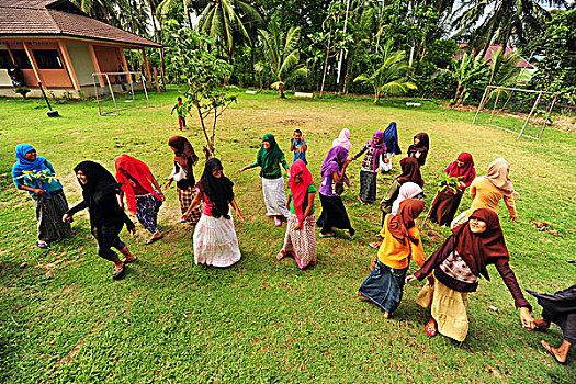 indonesia,sumatra,banda,aceh,adolescents,dancing,in,school,yard