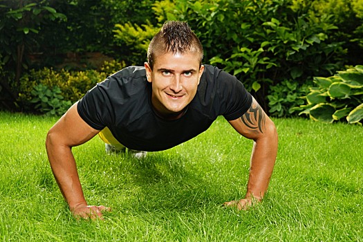 健壮,男人,练习,俯卧撑,年轻,花园