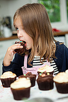女孩,吃,巧克力,杯形糕饼
