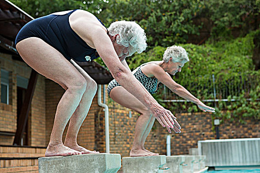 两个,老年,女人,准备,潜水,游泳池,侧面视角