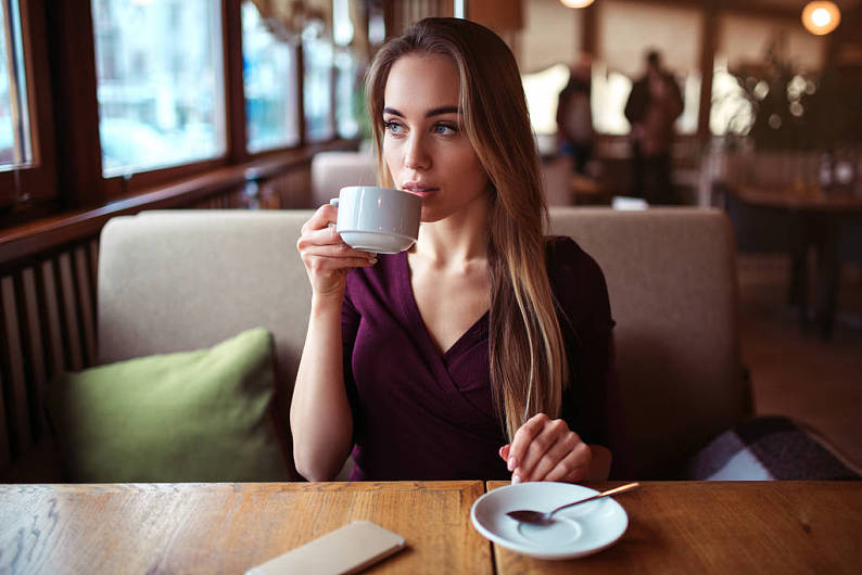 美女喝咖啡真实图片
