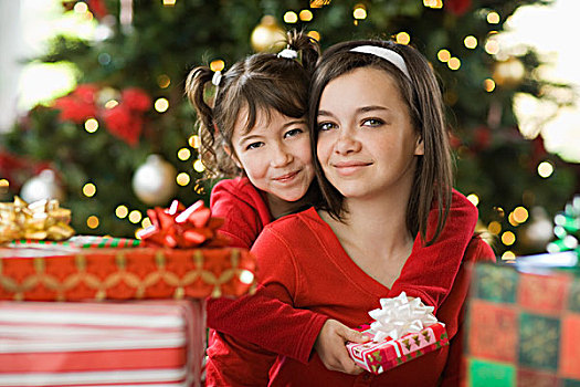 两个女孩,并排,圣诞树,围绕,礼物