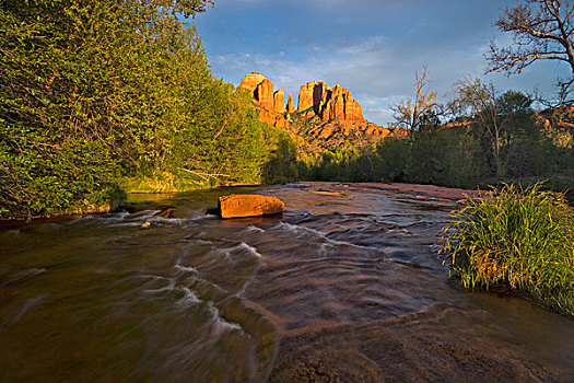 教堂岩,反射,橡木溪,塞多纳,亚利桑那,美国