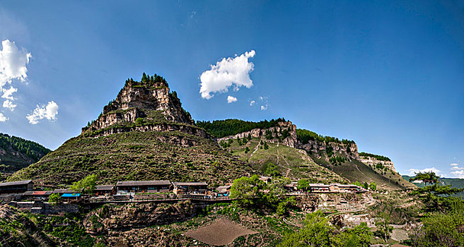 远眺位于大山半山腰的山西宁武县涔山乡悬空村,悬崖上的村庄