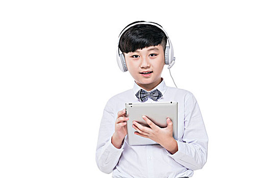 快樂(lè)的小學(xué)生使用平板電腦