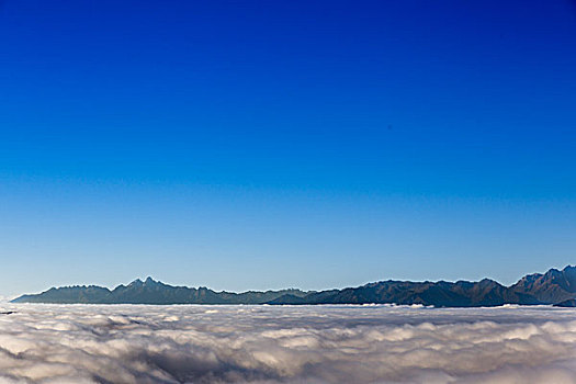 蓝天下的云海雪山