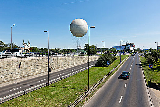 气球在维斯瓦河河堤在克拉科夫的瓦维尔城堡的背景