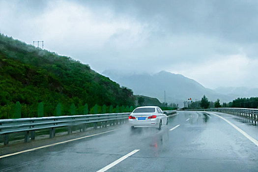 山间公路穿行于云雾之中