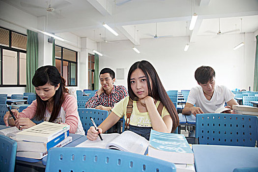 四个大学生在教室学习