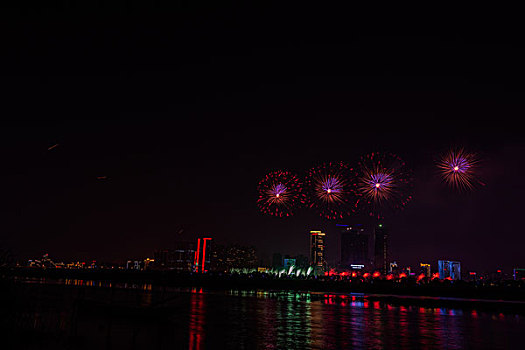 烟花,建筑群,河流,夜景,水,灯,节日