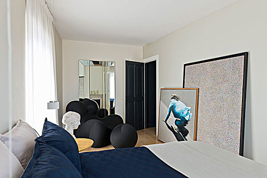 双人床,现代,卧室,雕刻,扶手椅,大,艺术品,倚靠,墙壁