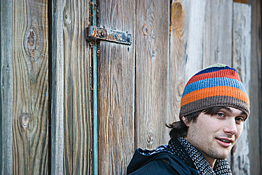 男青年,滑雪帽,户外,木质,建筑